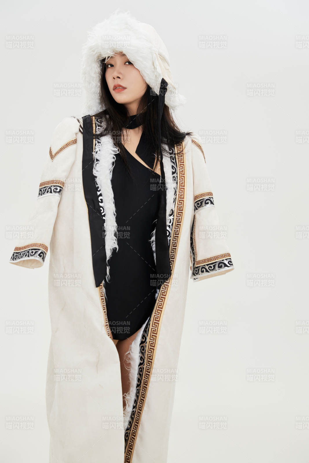 身穿混搭風(fēng)格蒙族服飾的美女