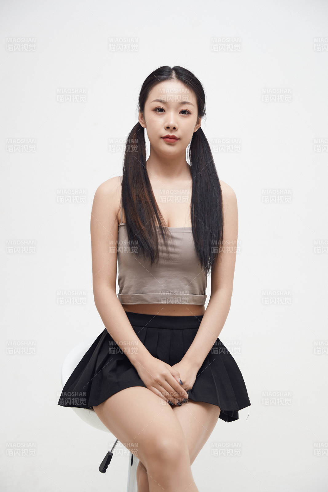 白色背景下的美麗可愛大學生