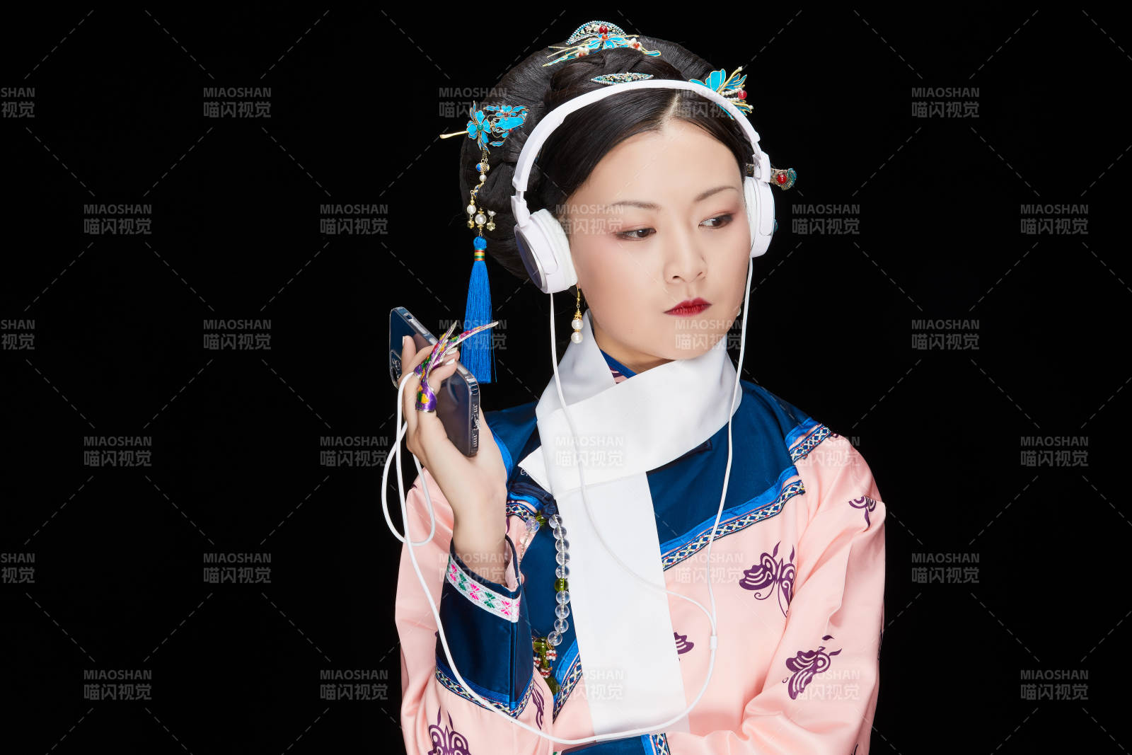 黑色背景下的清代女性古裝造型清朝古裝