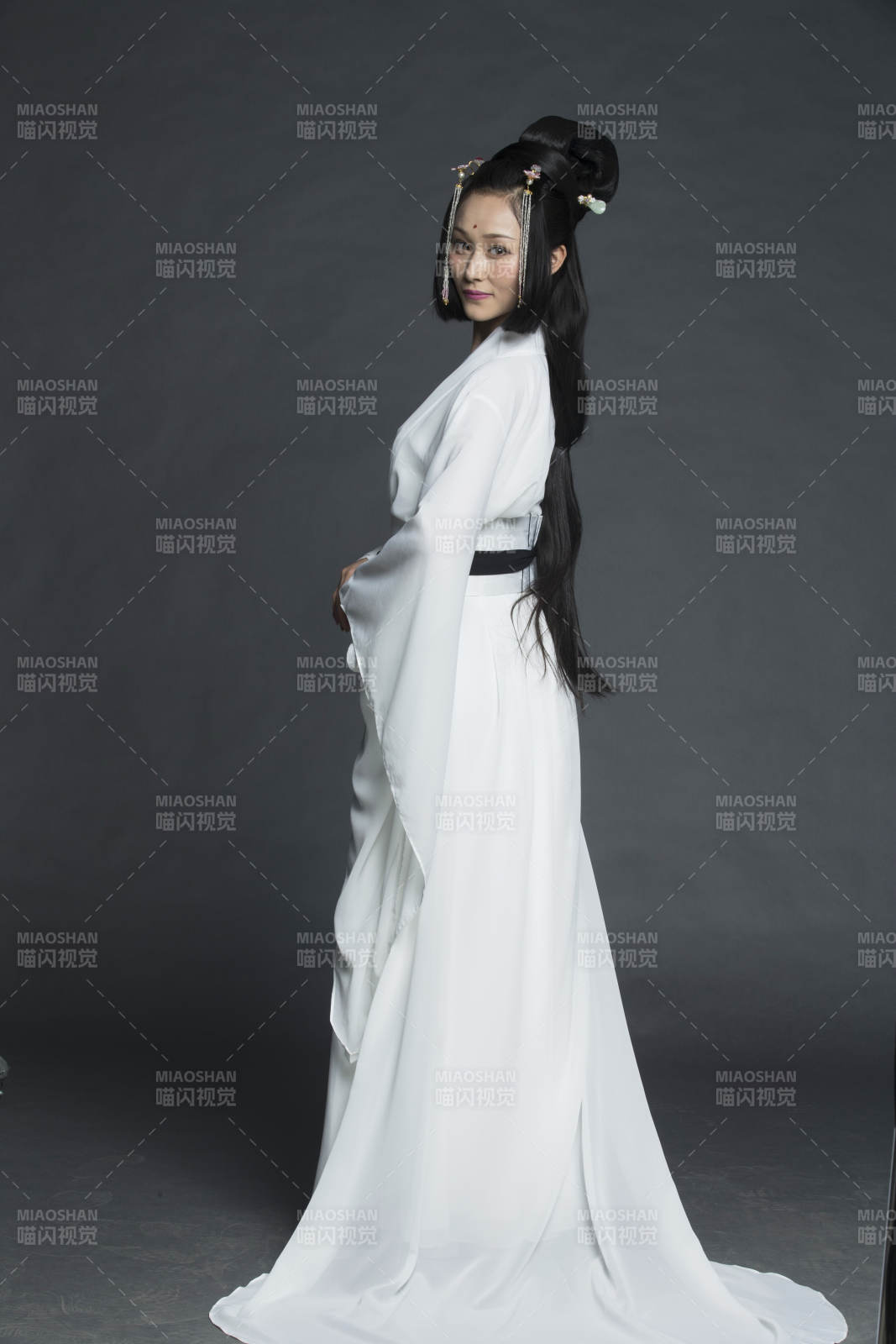 身穿古裝的漢服女性人像漢服影棚拍攝