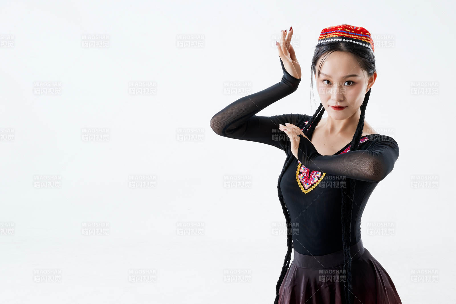 穿著新疆維吾爾族服飾跳舞的少女