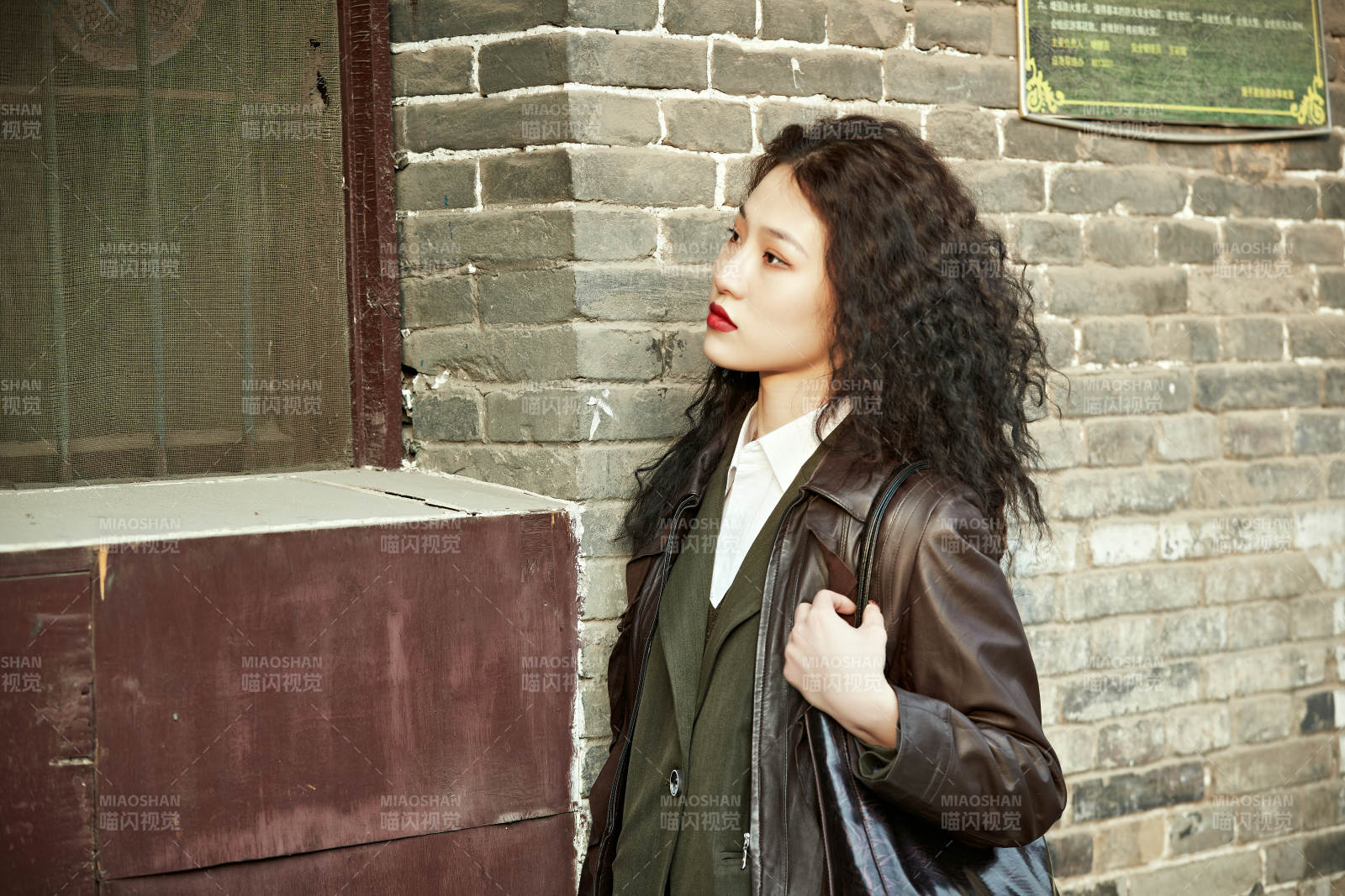 老舊城區(qū)里穿著復古港風的美麗清純少女