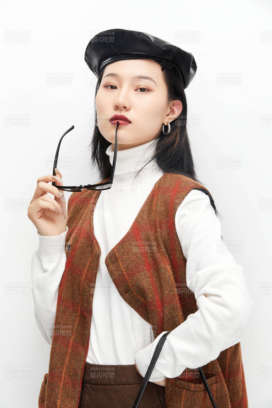 身穿復古服裝的亞洲少女人像