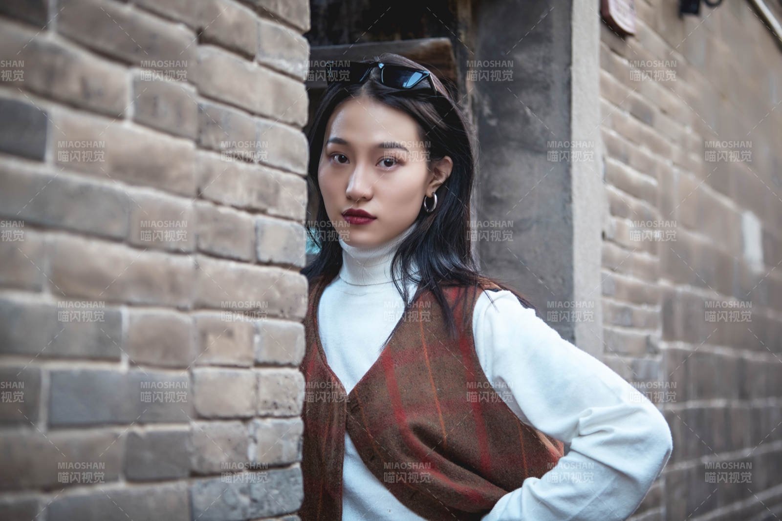 老舊城區(qū)里穿著復(fù)古港風(fēng)的美麗清純少女