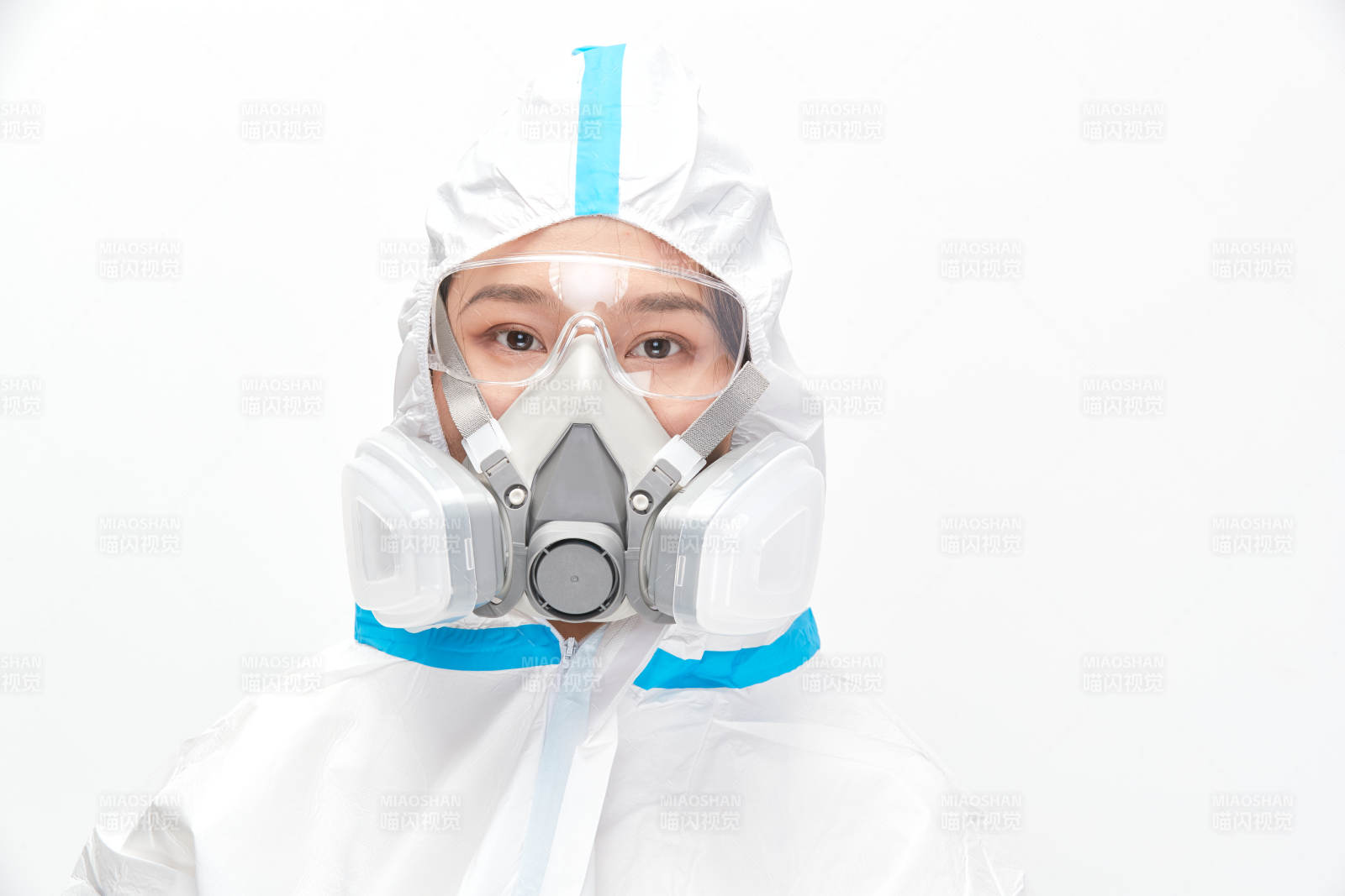 穿白色防護服佩戴護目鏡口罩的女性醫療人員