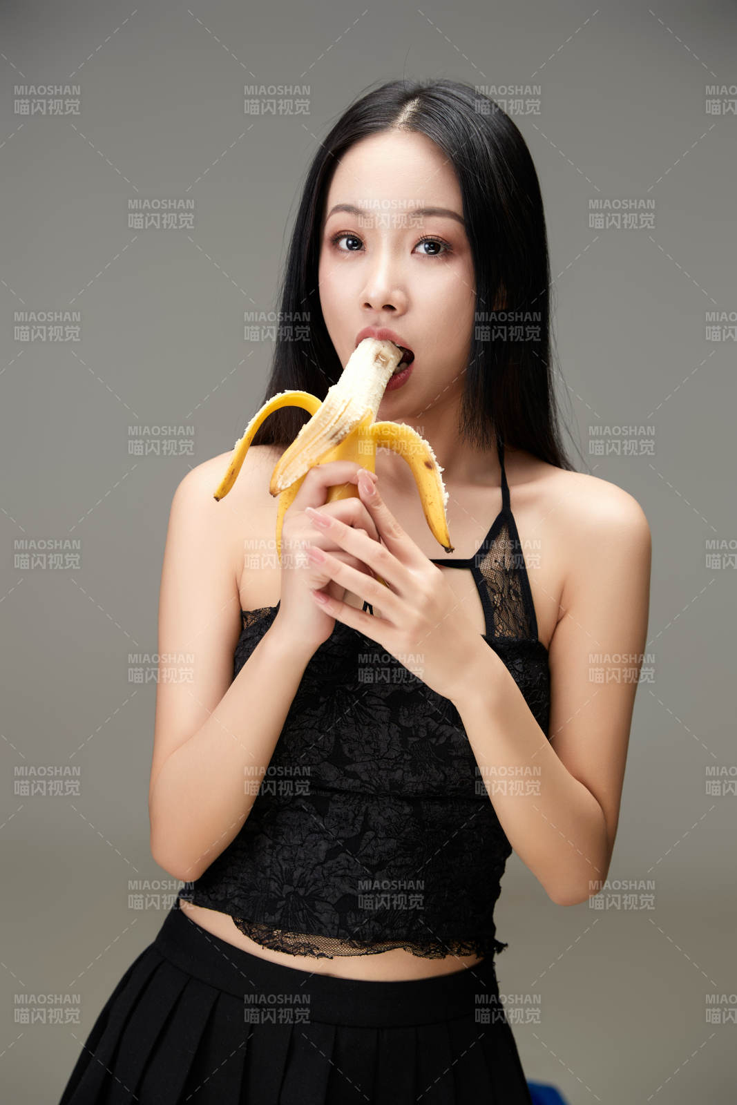 吃水果的亞洲東方長發(fā)少女