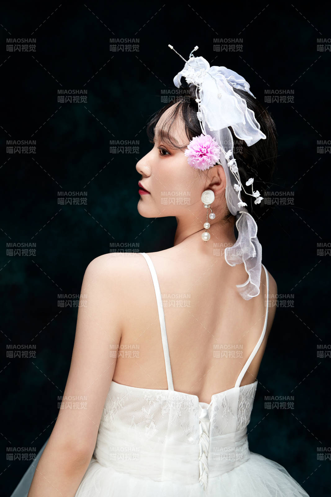 黑色背景下的女性復古婚紗妝面