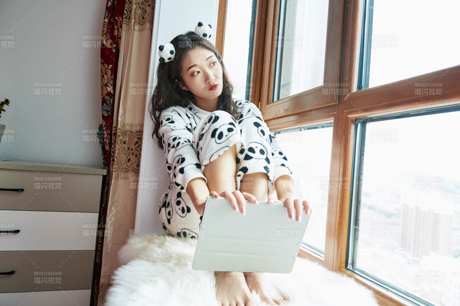 躺在舒適的飄窗上聽音樂追劇的亞洲少女