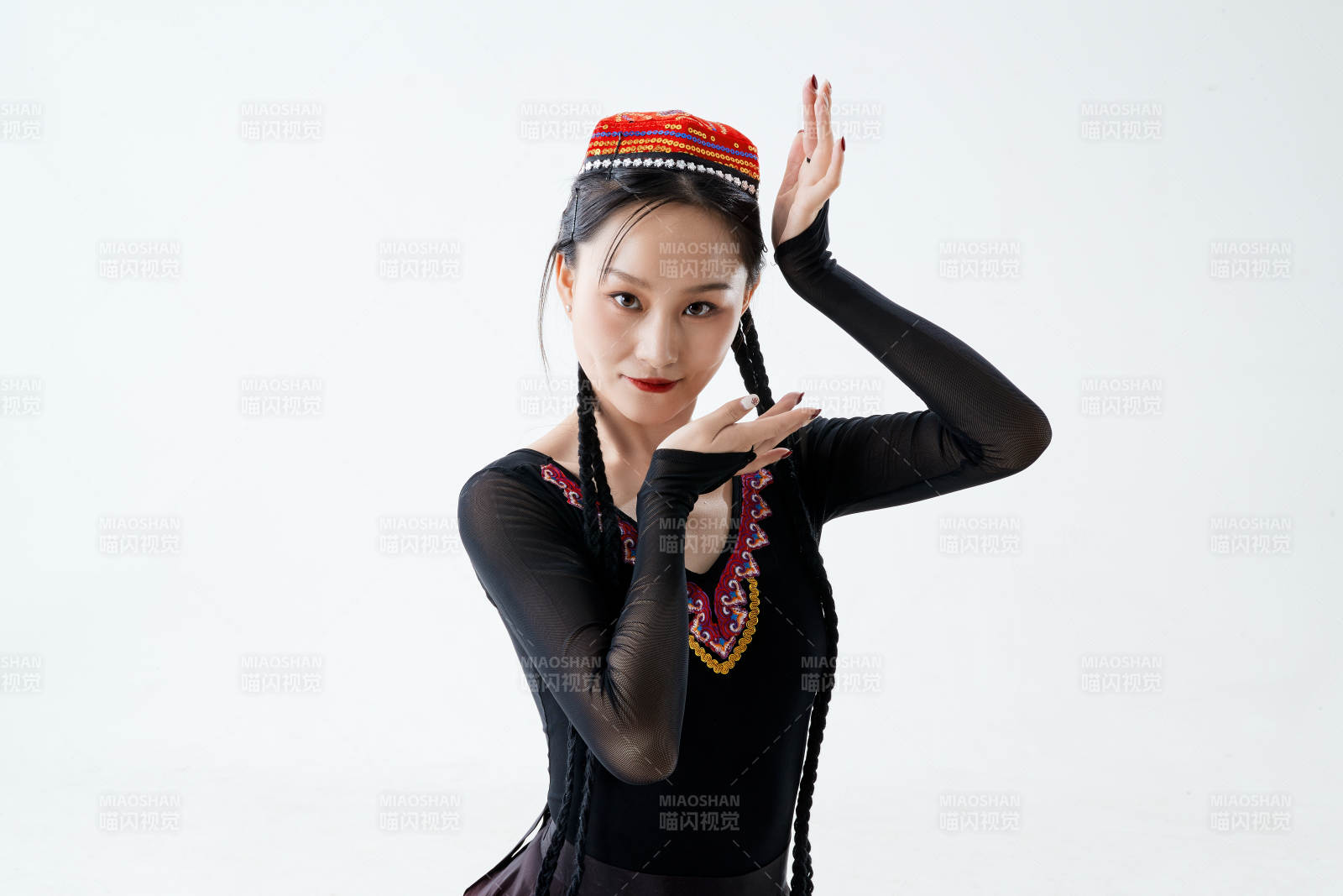 穿著新疆維吾爾族服飾跳舞的少女