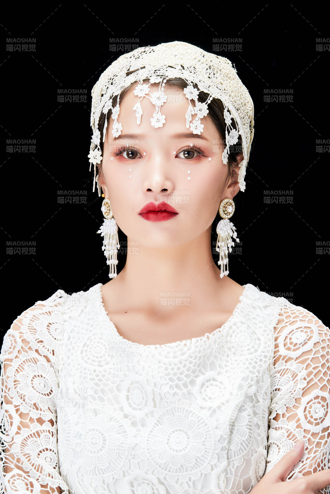 黑色背景下的美妝新娘彩妝人像