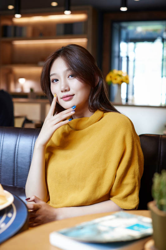 在图书咖啡馆阅读书籍的少女