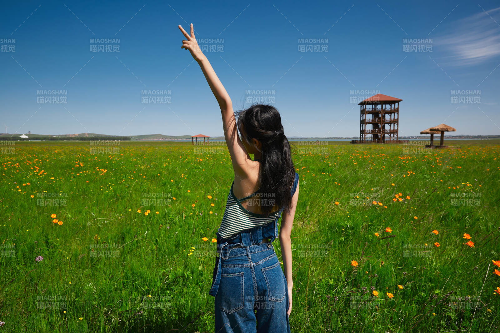 盛夏在草原濕地公園游玩的姑娘