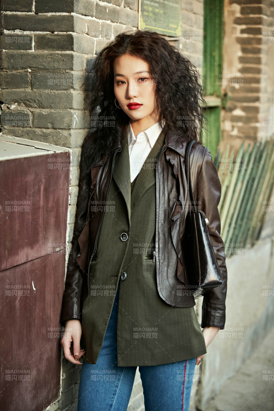 老舊城區(qū)里穿著復(fù)古港風(fēng)的美麗清純少女