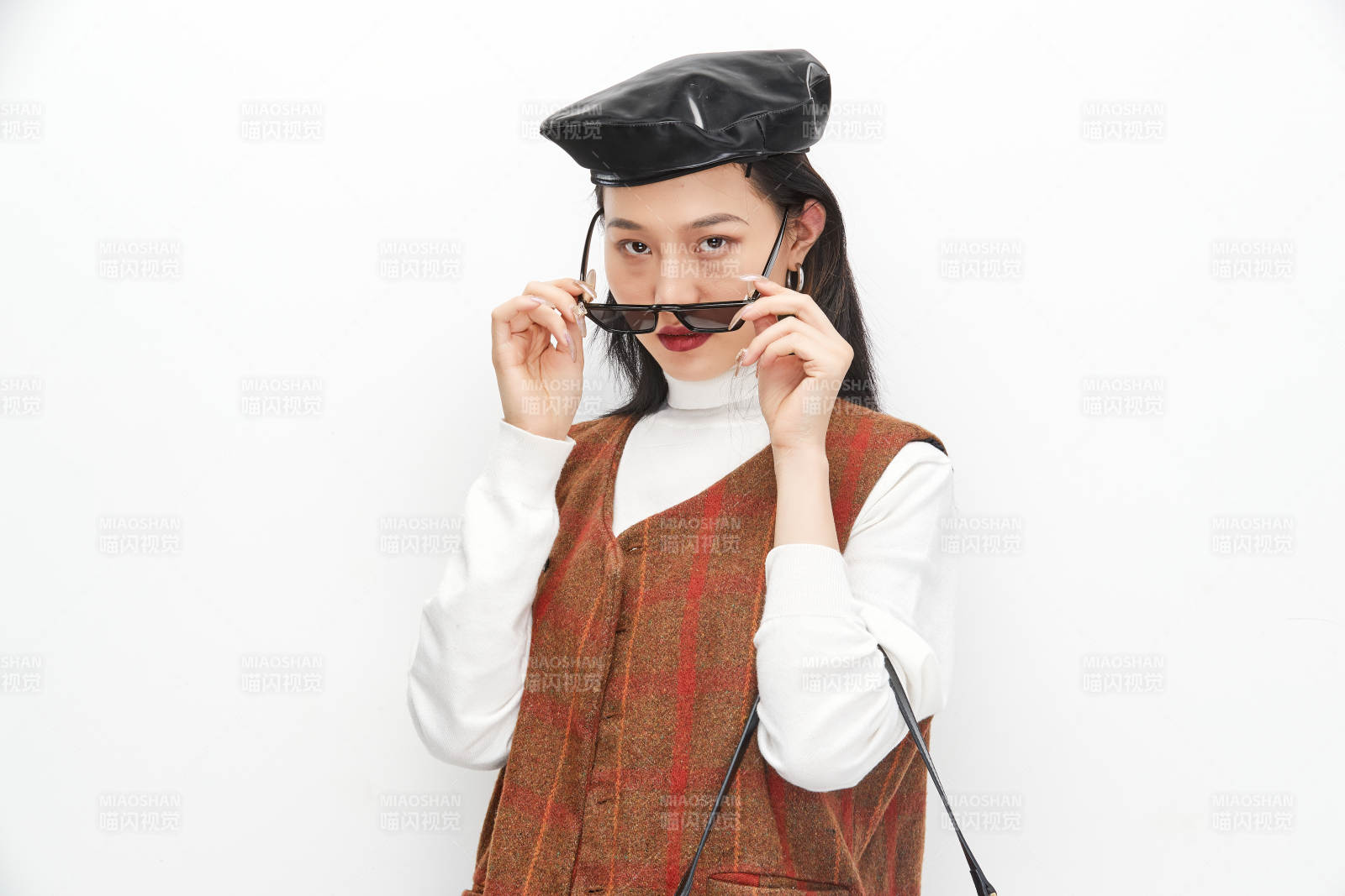 身穿復古服裝的亞洲少女人像