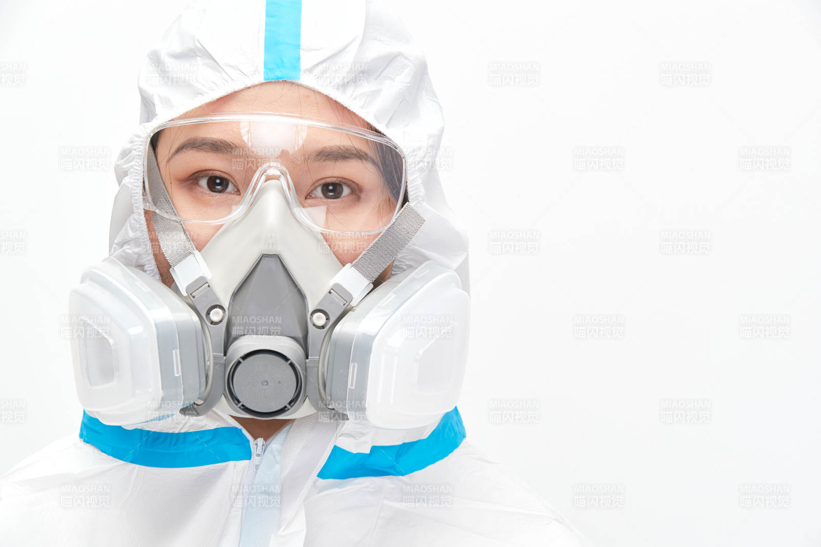 穿白色防護服佩戴護目鏡口罩的女性醫療人員