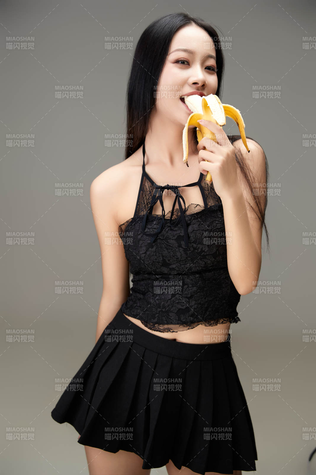 吃水果的亞洲東方長發少女