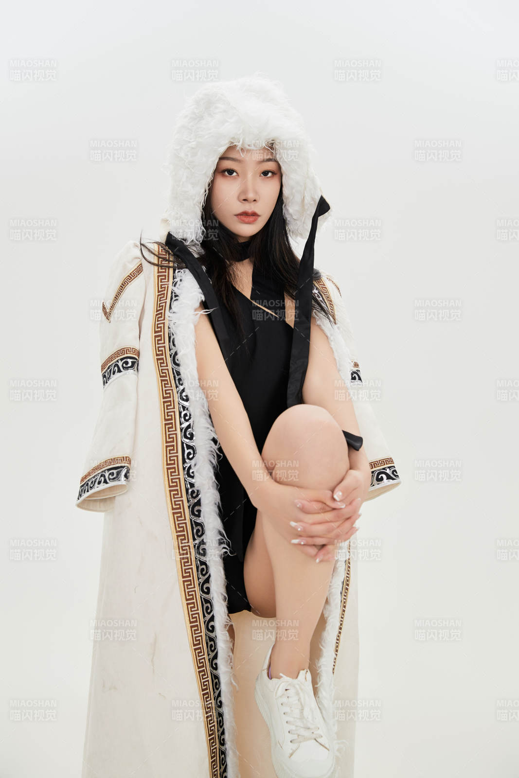 身穿混搭風格蒙族服飾的美女