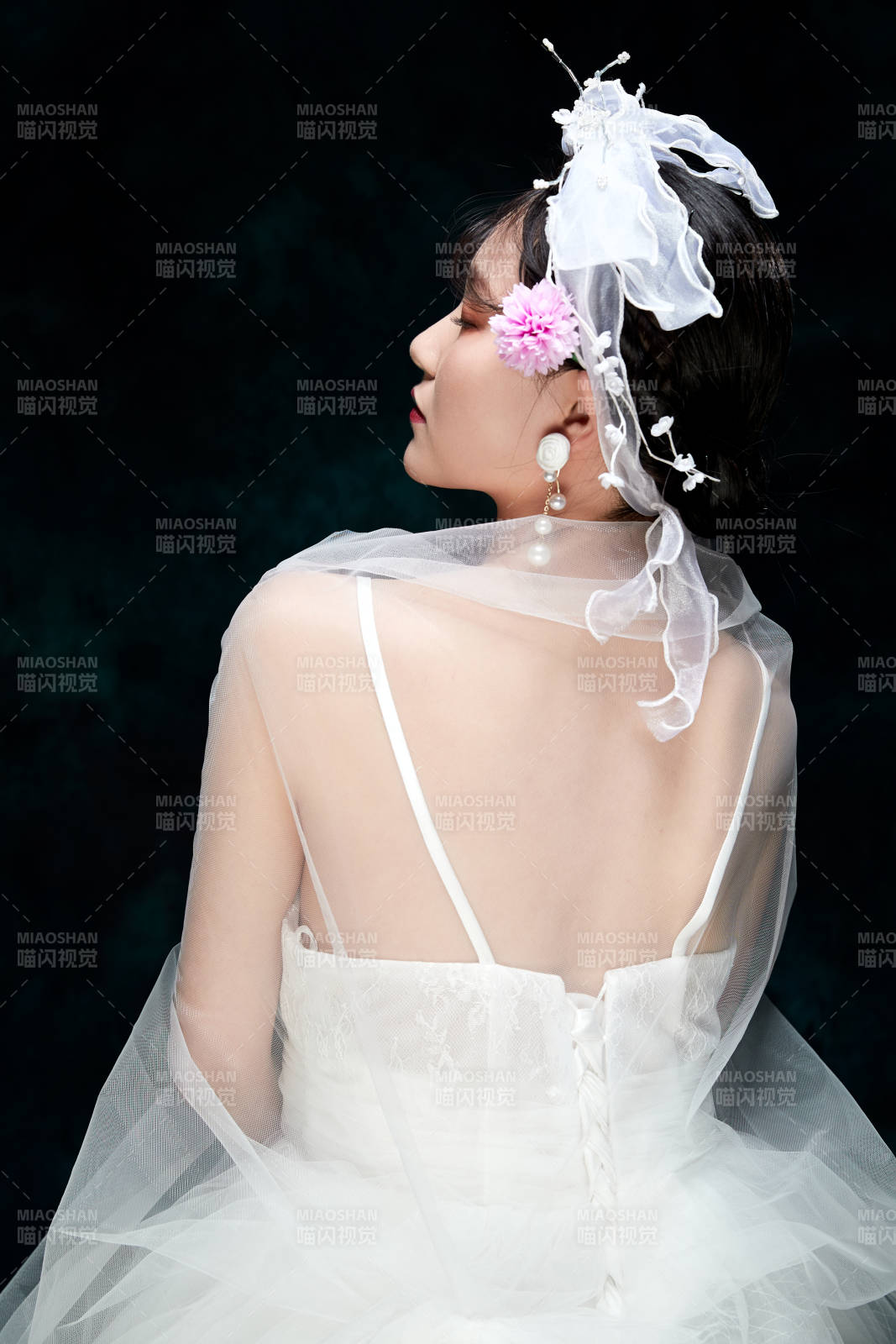 黑色背景下的女性復古婚紗妝面