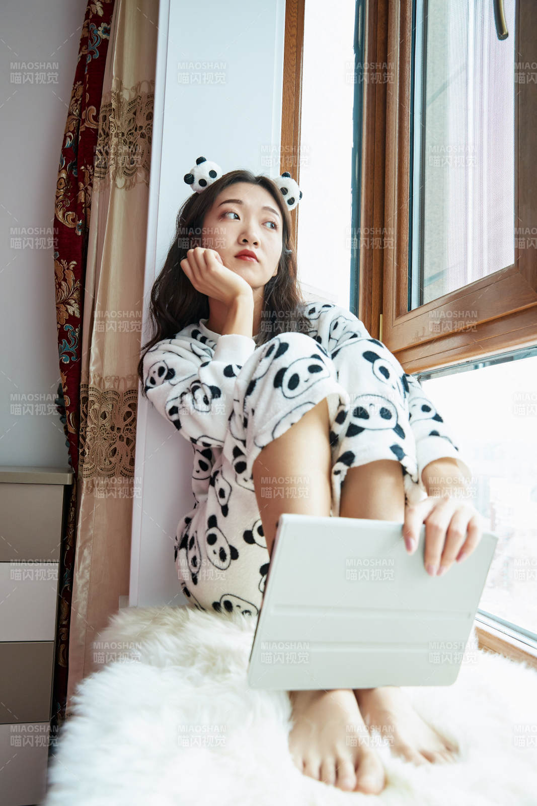 躺在舒適的飄窗上聽音樂追劇的亞洲少女