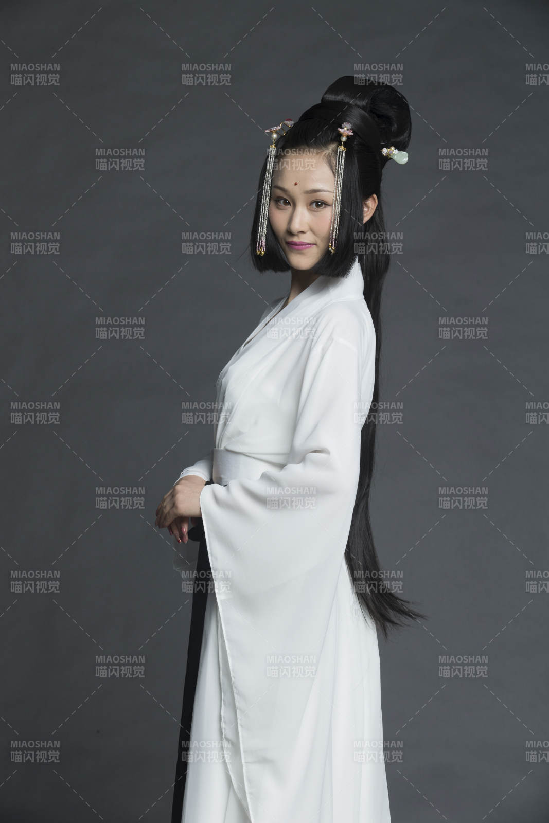 身穿古裝的漢服女性人像漢服影棚拍攝