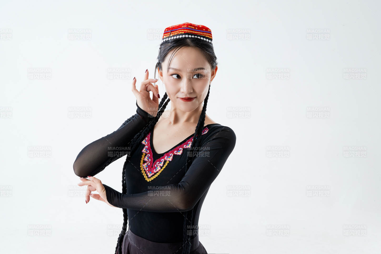 穿著新疆維吾爾族服飾跳舞的少女