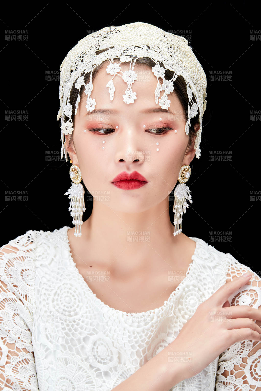 黑色背景下的美妝新娘彩妝人像