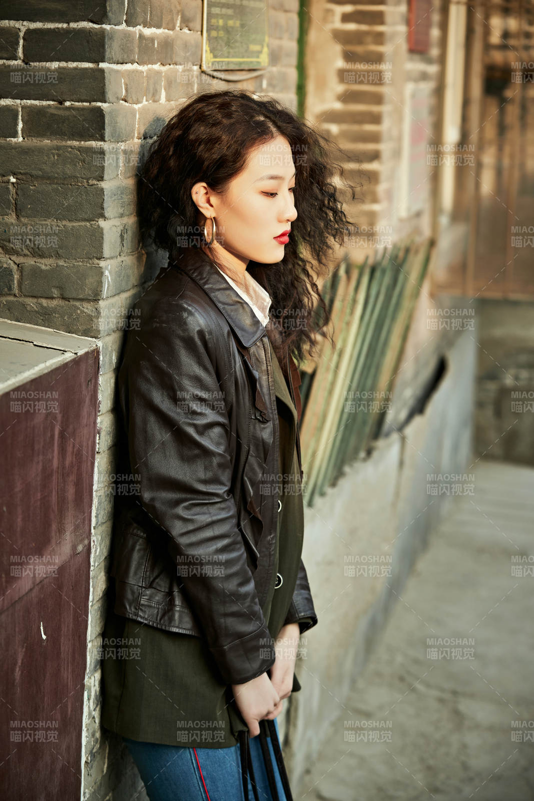 老舊城區里穿著復古港風的美麗清純少女
