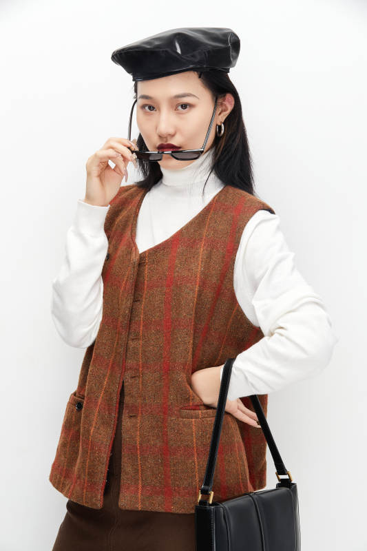 身穿复古服装的亚洲少女人像