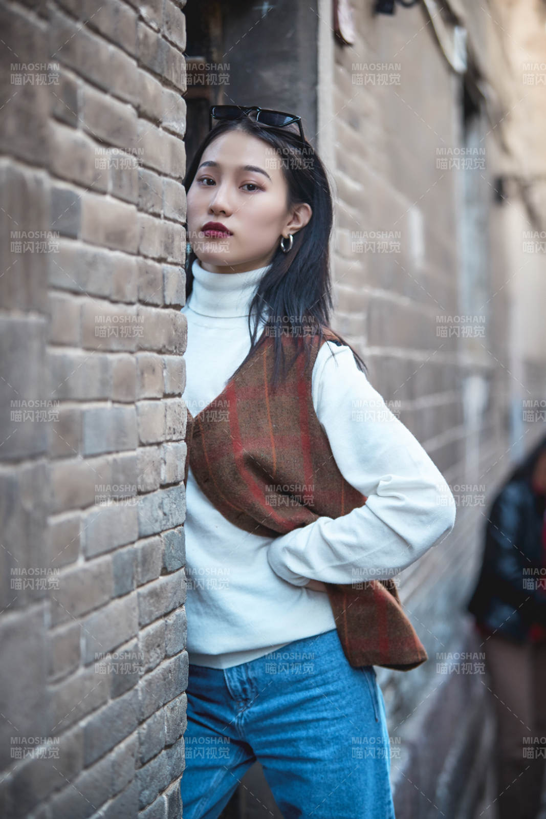 老舊城區(qū)里穿著復(fù)古港風(fēng)的美麗清純少女