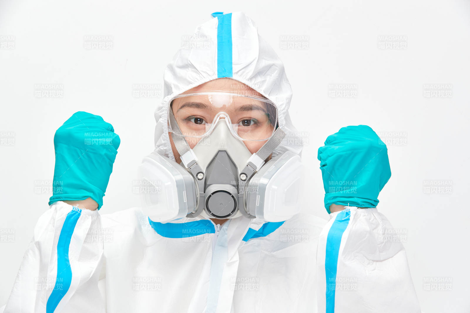 穿白色防護服佩戴護目鏡口罩的女性醫療人員