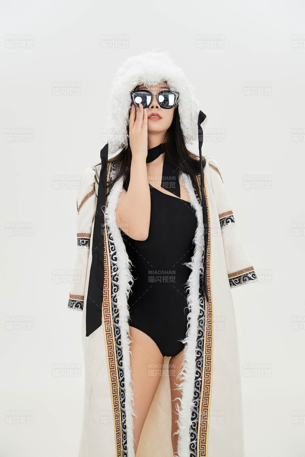 身穿混搭風格蒙族服飾的美女