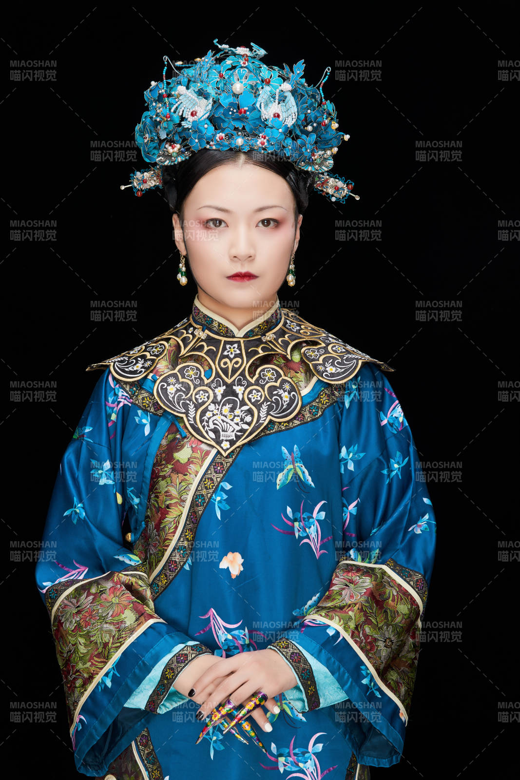 黑色背景下的清代女性古裝造型清朝古裝