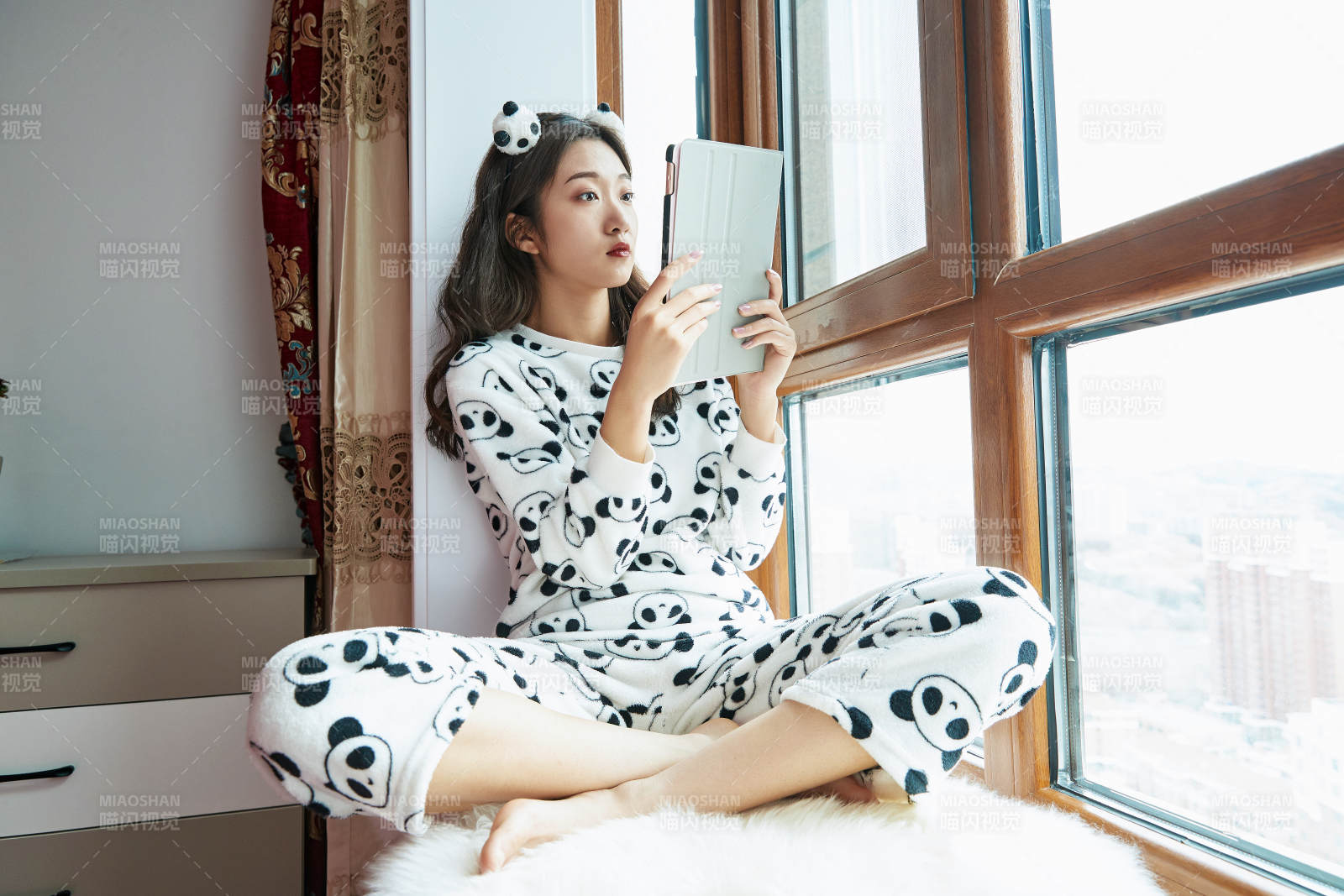 躺在舒適的飄窗上聽(tīng)音樂(lè)追劇的亞洲少女