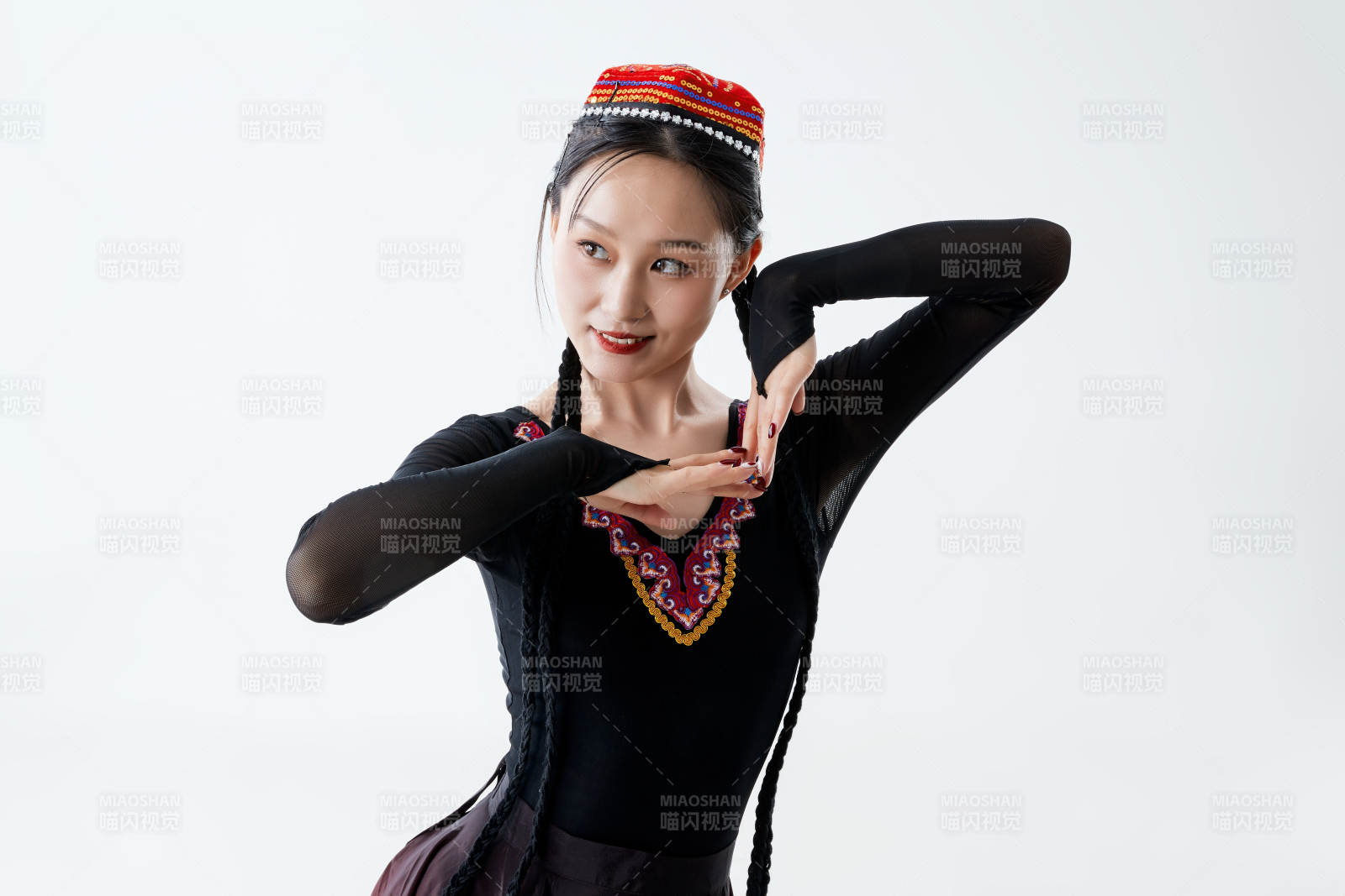 穿著新疆維吾爾族服飾跳舞的少女