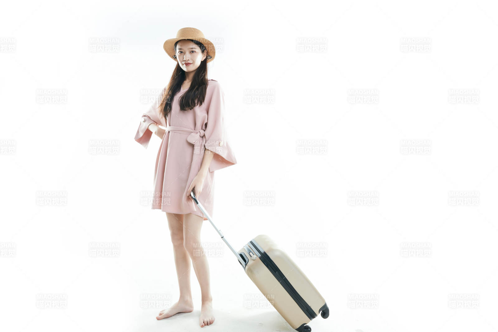 白色背景下準備出發旅行的美麗東方女大學生