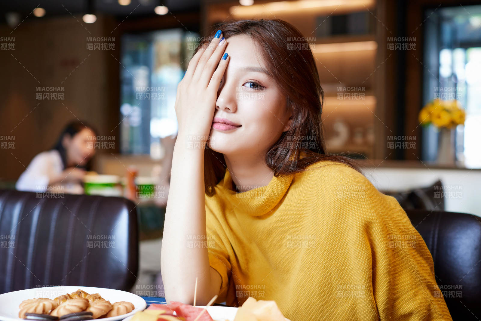 在圖書咖啡館閱讀書籍的少女