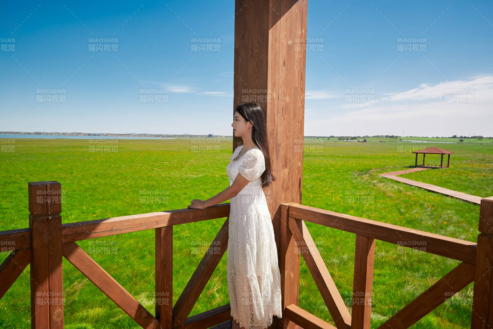 盛夏在草原濕地公園游玩的姑娘