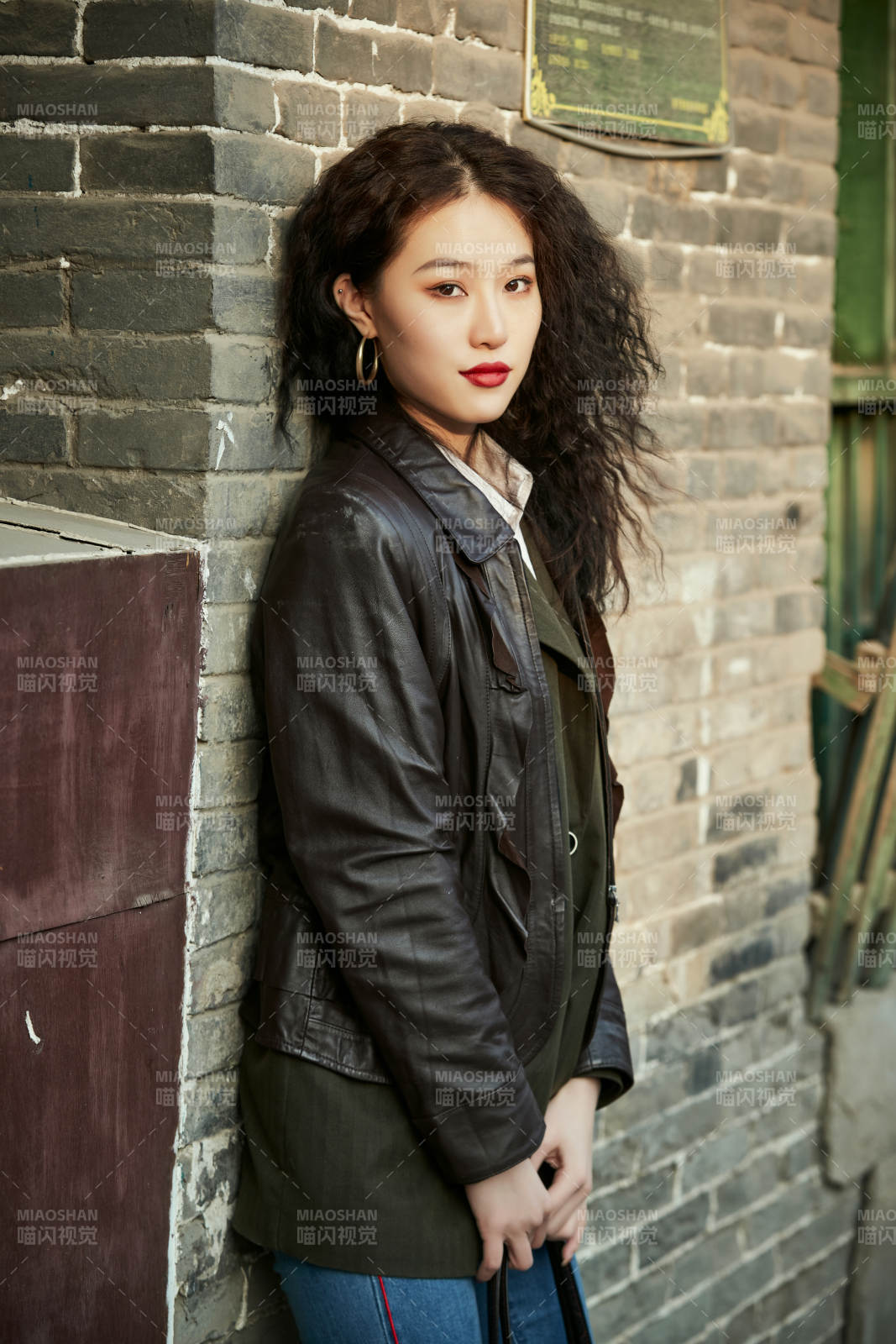 老舊城區里穿著復古港風的美麗清純少女