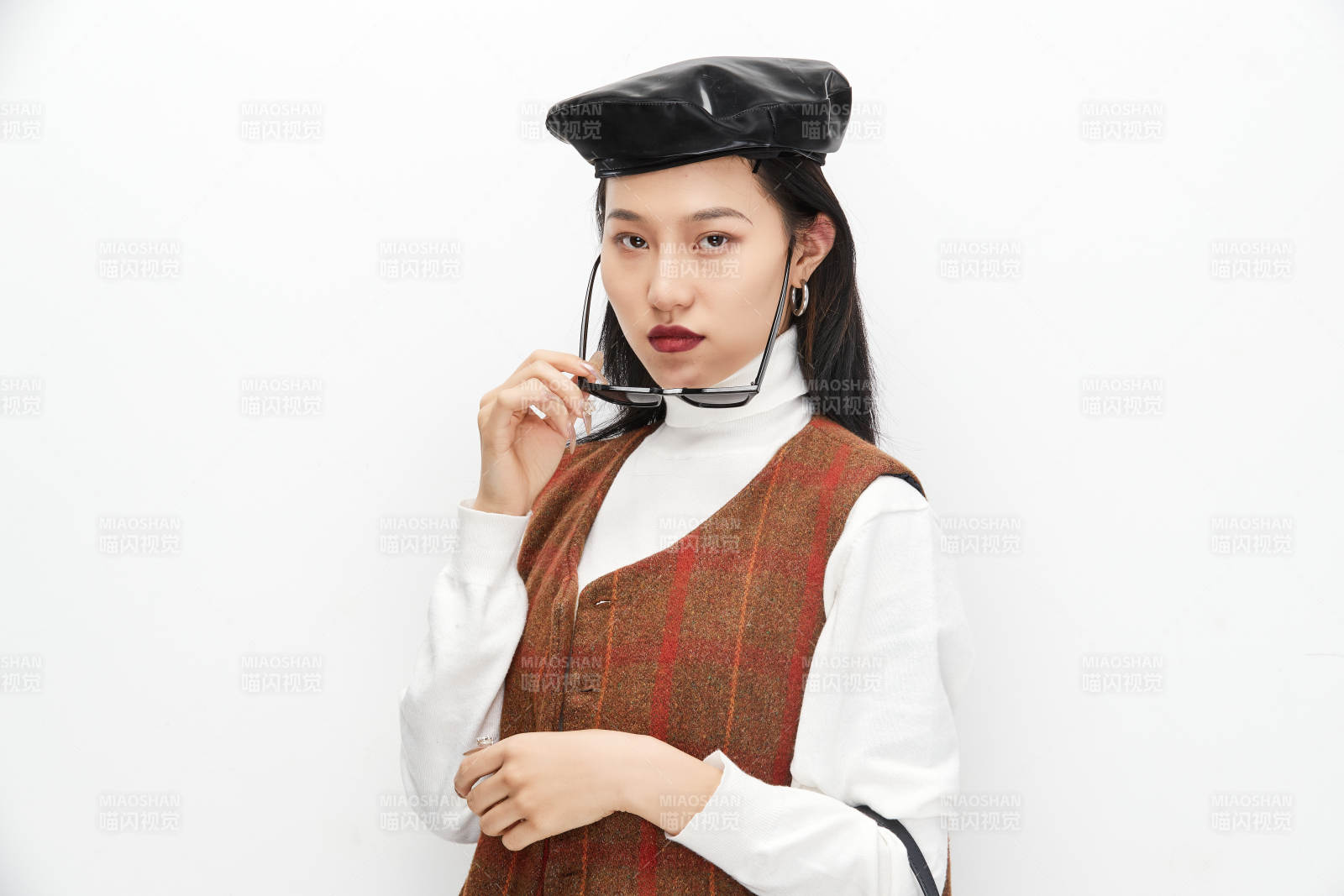 身穿復古服裝的亞洲少女人像