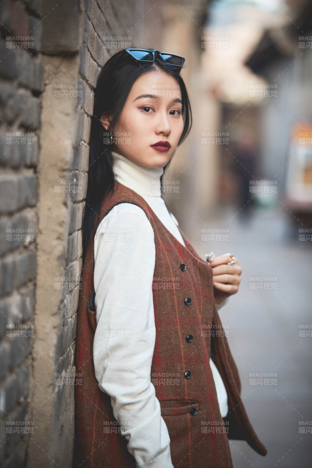 老舊城區里穿著復古港風的美麗清純少女