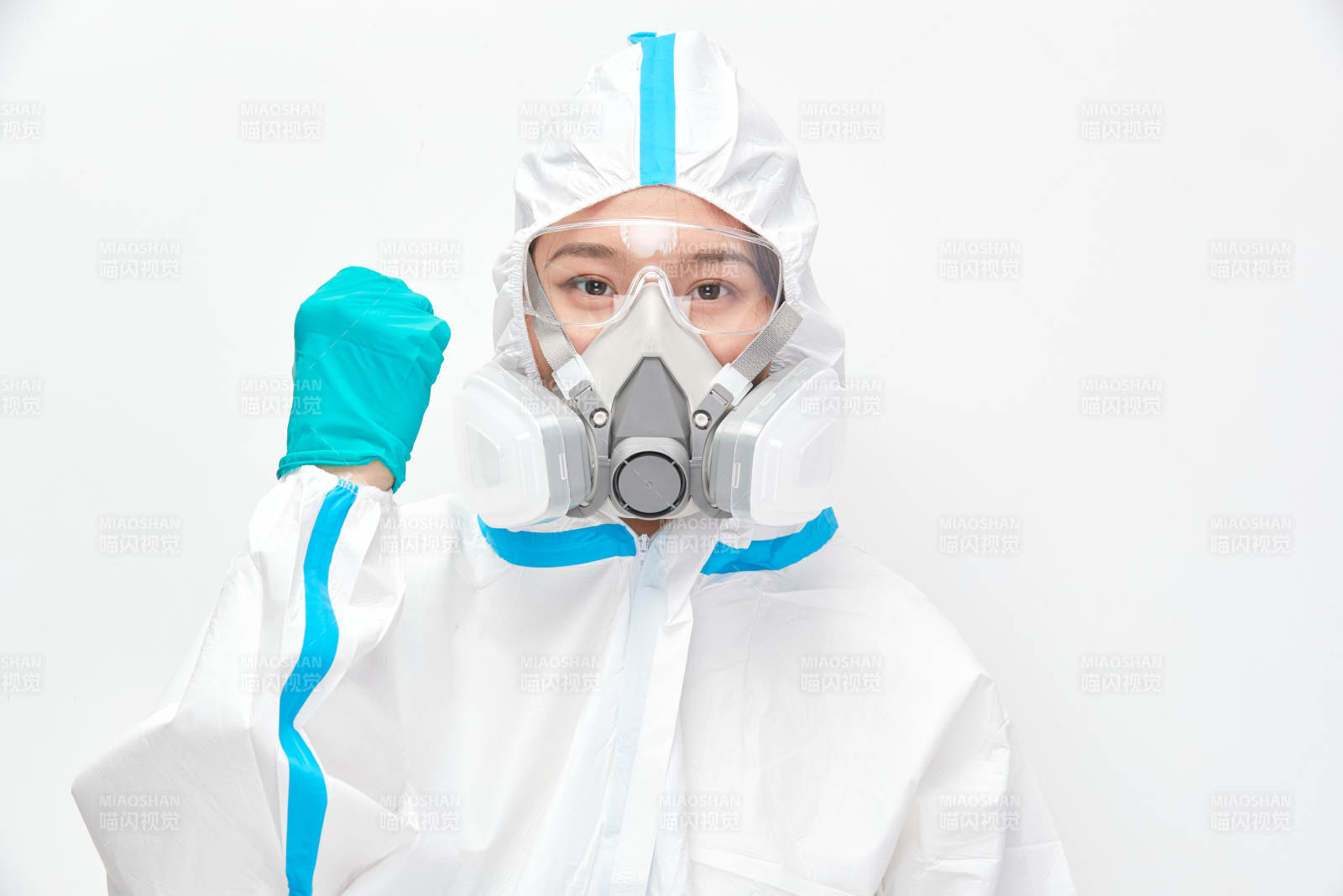 穿白色防護服佩戴護目鏡口罩的女性醫療人員