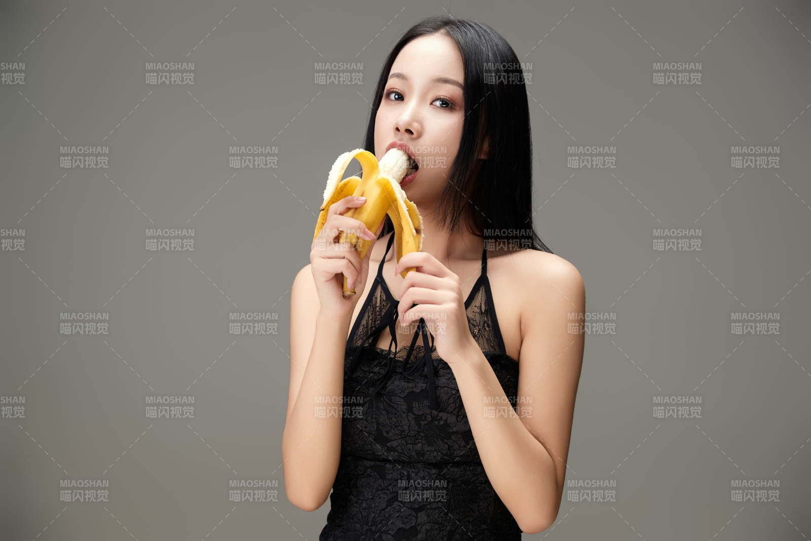 吃水果的亞洲東方長(zhǎng)發(fā)少女