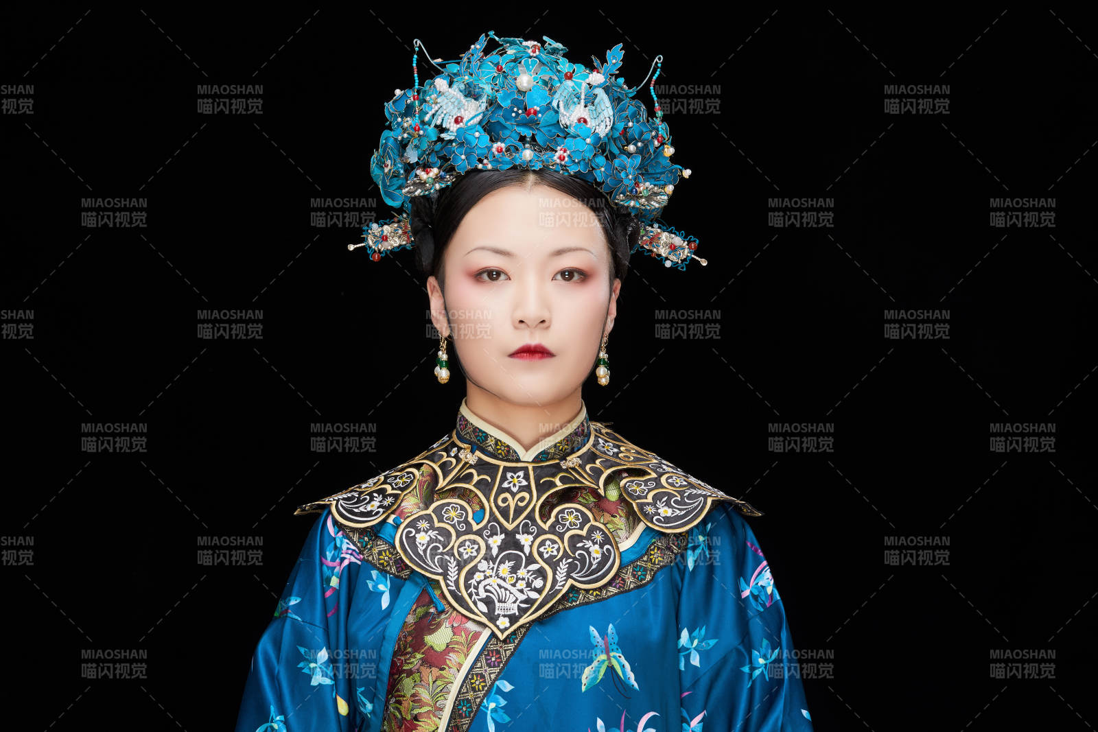 黑色背景下的清代女性古裝造型清朝古裝