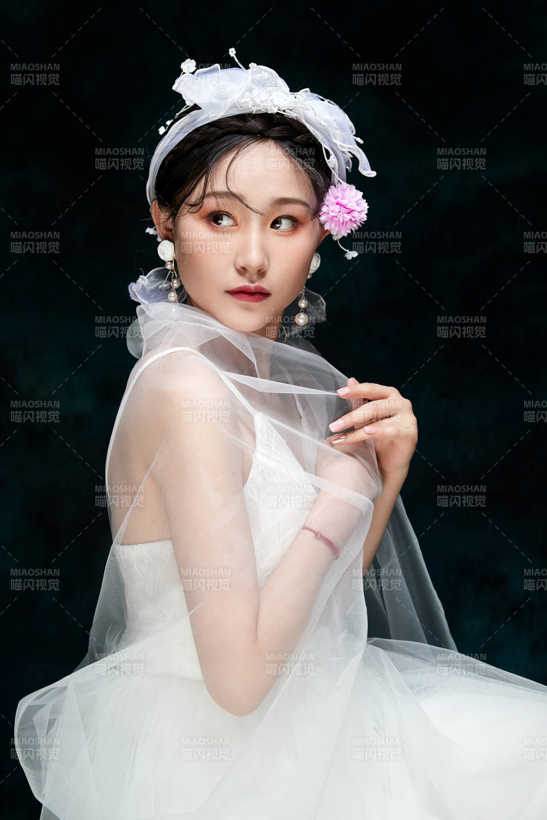黑色背景下的女性復古婚紗妝面
