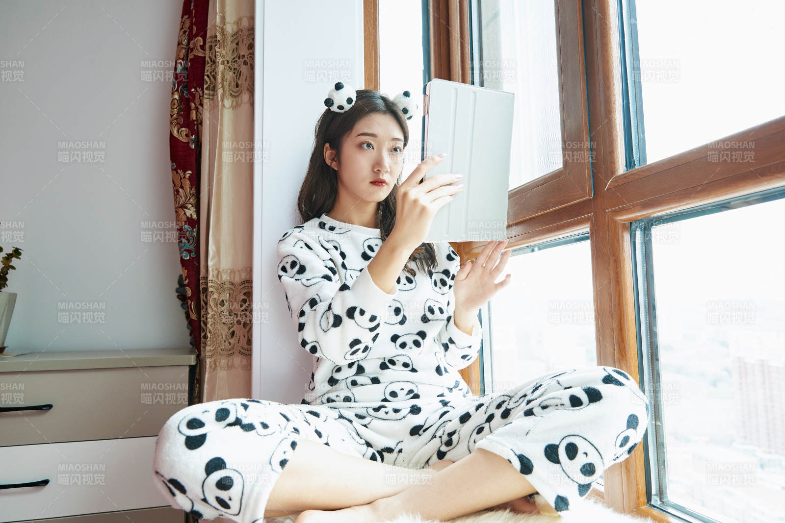 躺在舒適的飄窗上聽音樂追劇的亞洲少女