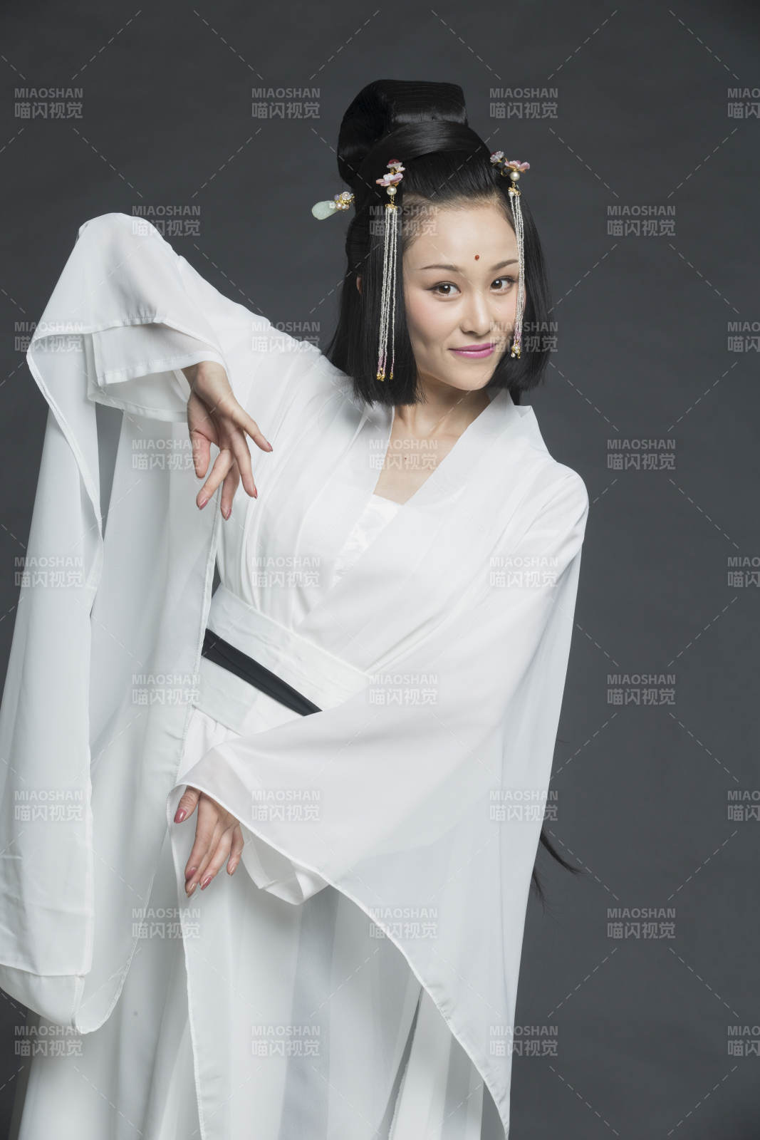 身穿古裝的漢服女性人像漢服影棚拍攝