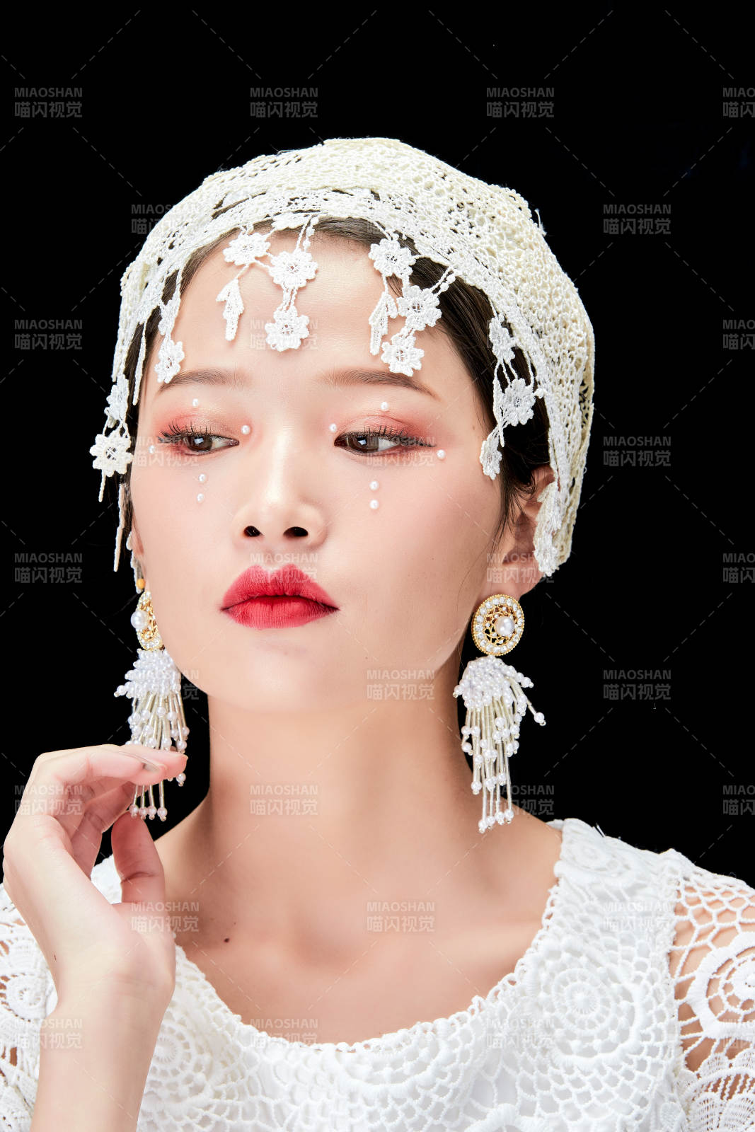 黑色背景下的美妝新娘彩妝人像