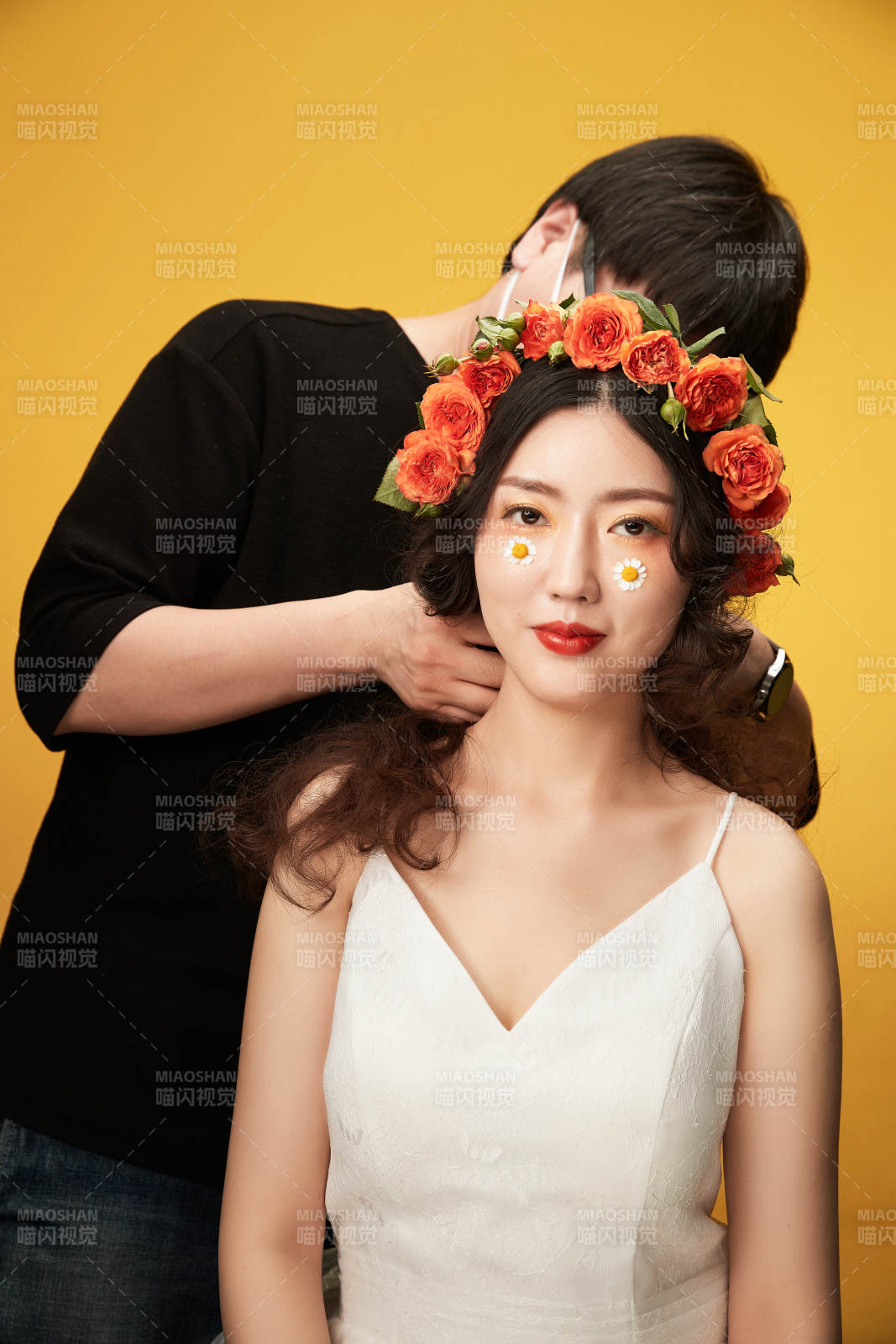 進行美妝化妝的化妝師與模特