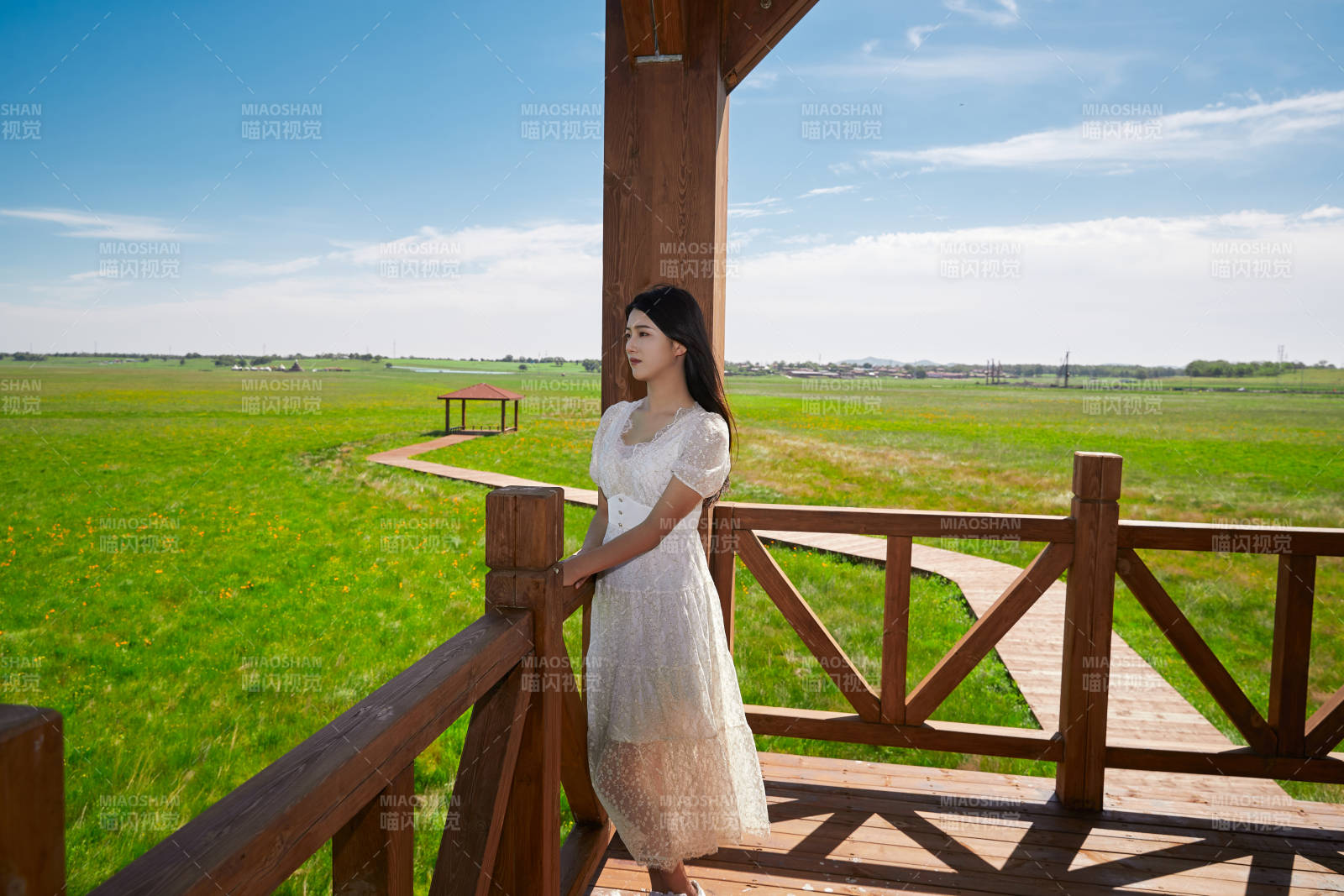 盛夏在草原濕地公園游玩的姑娘