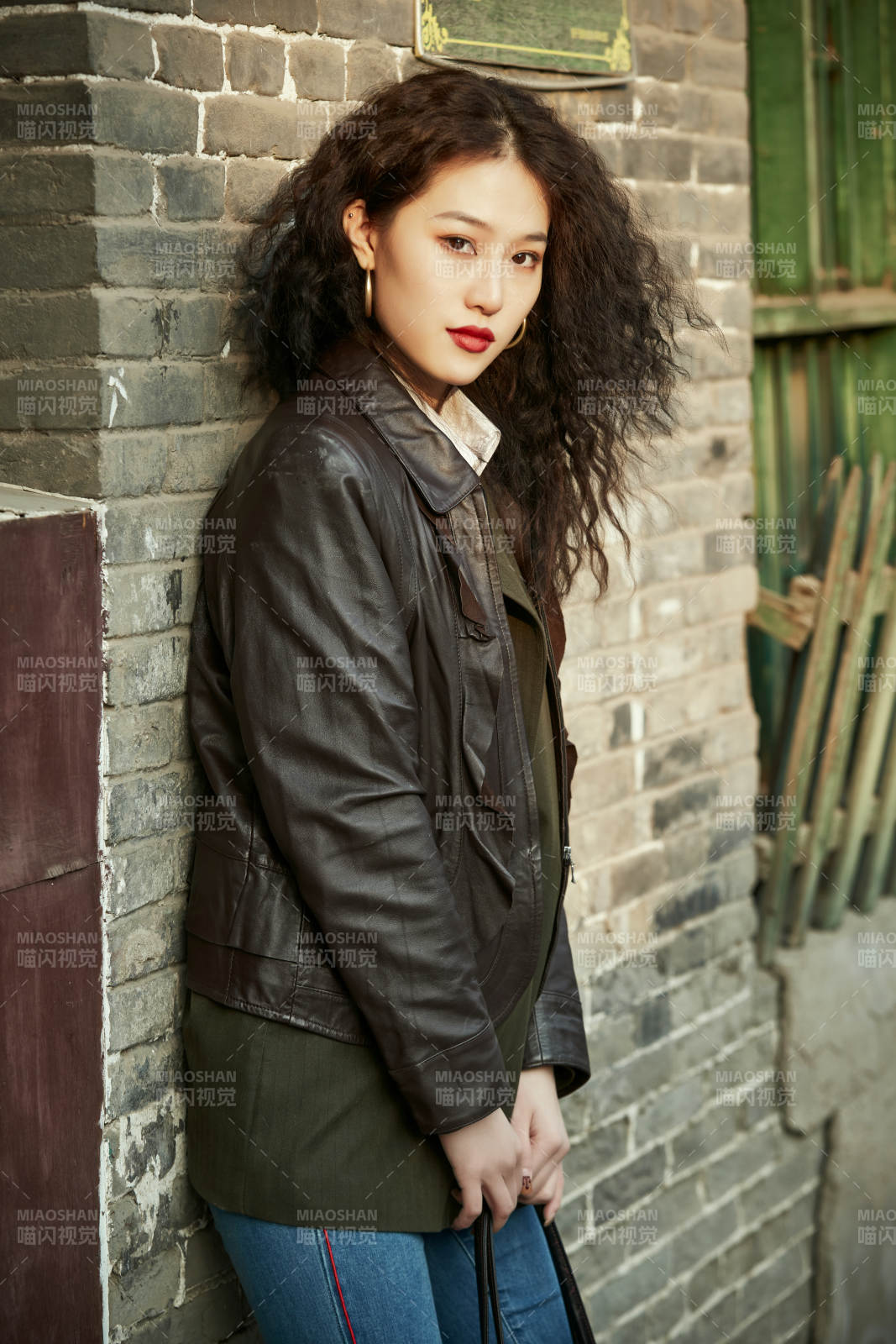 老舊城區里穿著復古港風的美麗清純少女